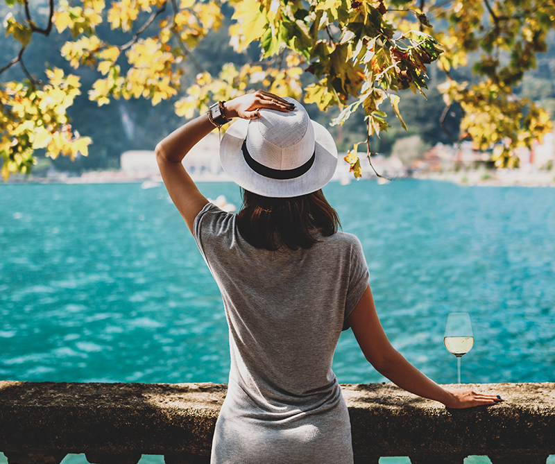 ragazza di spalle con cappello about us garda doc